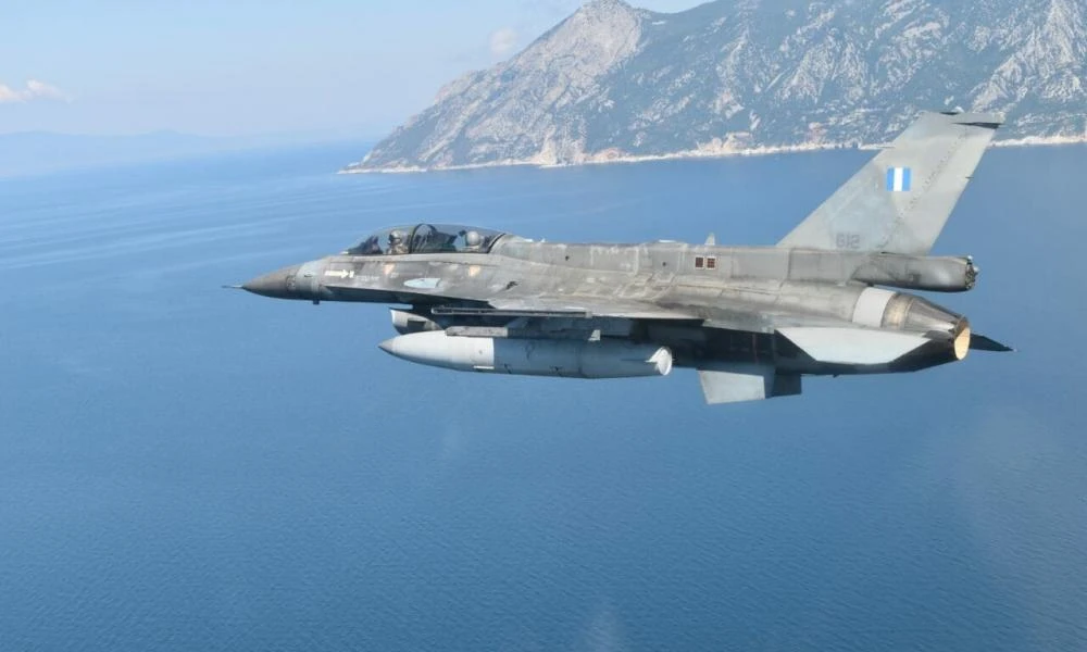 Συντριβή F-16 στη νήσο Ψαθούρα! Πρόβλημα στον κινητήρα οδήγησε στην πτώση – Στο 251 ΓΝΑ ο πιλότος